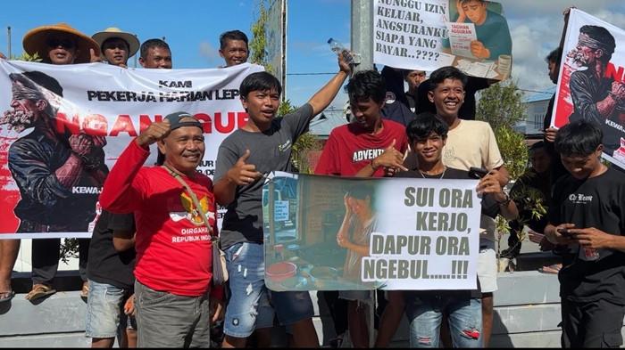 Tampak sejumlah sopir truk membawa alat peraga unjuk rasa