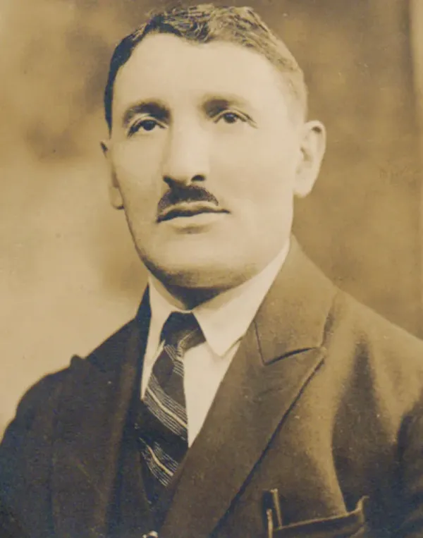 लंडन ज्वेलर्सच्या 100 व्या वर्धापन दिनाच्या संग्रहातून चार्ल्स लंडनचे पोर्ट्रेट.