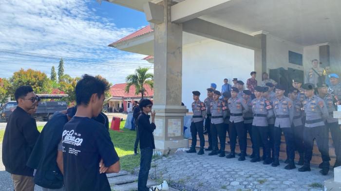 UNJUK RASA-Aliansi mahasiswa dan tokoh pemuda Kabupaten Pasangkayu menggelar aksi unjuk rasa di depan kantor DPRD Pasangkayu, Kamis (7/5/2026), menuntut kejelasan penyaluran CSR perusahaan sawit serta meminta penyesuaian harga TBS sawit sesuai ketetapan pemerintah. Aparat kepolisian tampak berjaga mengawal jalannya aksi.