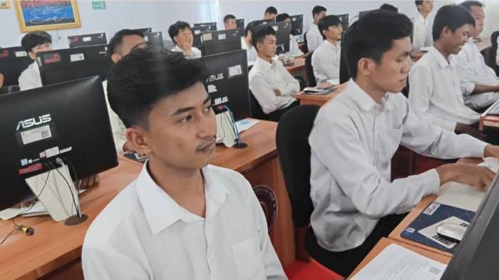 TES KDKMP - Peserta yang mengikuti tes CAT di UPT BKN Mamuju, Jl RE Martadinata, Keluruhan Simboro, Kecamatan Simboro, Kabupaten Mamuju, Kamis (7/5/2026).