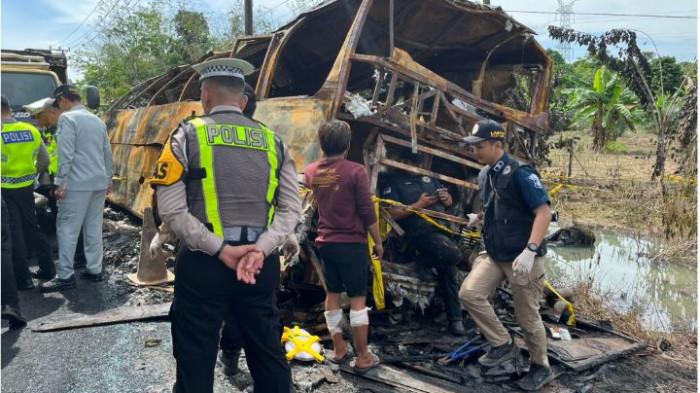 BANGKAI BUS - Penampakan bangkai bus ALS yang kecelakaan dengan truk tangki BBM di Karangjaya, Kabupaten Muratara, Provinsi Sumatra Selatan, Kamis (7/5/2026) pagi. Sejumlah anggota kepolisian masih berada di sekitar area kecelakaan meski hujan lebat mengguyur kawasan tersebut.