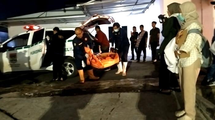 PROSES IDENTIFIKASI -Proses identifikasi korban kecelakaan maut Bus Antar Lintas Sumatera (ALS) di Jalur Lintas Sumatera (Jalinsum), wilayah Kelurahan Karang Jaya di RS Bhayangkara Mohammad Hasan Palembang untuk menjalani proses identifikasi lanjutan, Kamis (7/5/2026).