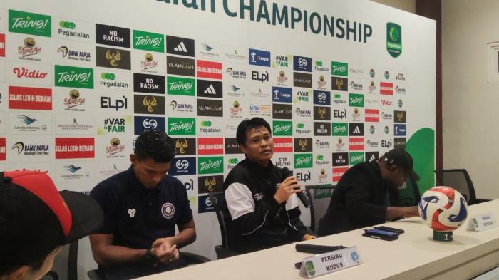 SEPAK BOLA - Pelatih Persiku Kudus, Bambang Pujo Sumantri, bersama pemain Lerby Eliandry memberikan keterangan usai pertandingan melawan Persipura di Stadion Lukas Enembe, Jayapura, Minggu (3/5/2026). Pelatih Bambang Pujo Sumantri menyebut Persiku kalah karena hilang fokus selama 5 menit di akhir babak pertama.