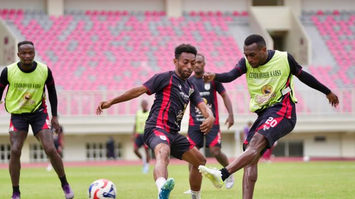 PERSIPURA - Skuad Persipura Jayapura menjalani Official Training (OT) di Stadion Lukas Enembe, Kabupaten Jayapura, Kamis (7/5/2026), jelang laga playoff promosi Pegadaian Championship 2025/2026 menghadapi Adhyaksa FC Banten. Persipura membidik kemenangan demi kembali ke kasta tertinggi sepak bola Indonesia. 