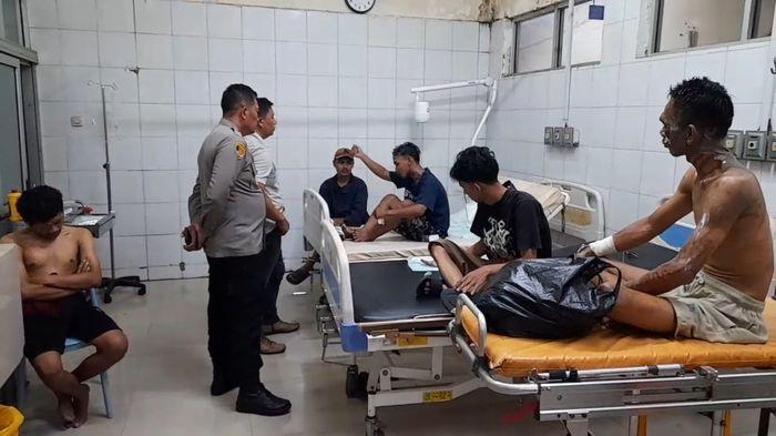 KORBAN AIR KERAS - Kapolsek Manonjaya AKP Sony tengah melihat kondisi korban penyiraman air keras yang dilakukan satu pelaku di sebuah gudang. Saat ini korban masih mendapat penanganan medis di IGD RSUD dr Soekardjo Kota Tasikmalaya, Selasa (5/5/2026).