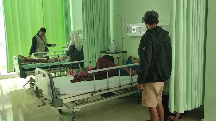 MATANYA TERLUKA - Rizki dan M Danda masih menjalani perawatan di ruangan melati 4 RSUD dr Soekardjo Kota Tasikmalaya usai menjadi korban penyiraman air keras. Keduanya bakal diperiksa khusus oleh dokter mata, Rabu (6/5/2026).