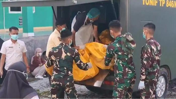 KORBAN KECELAKAAN - Kantong jenazah korban kecelakaan bus ALS yang tabrakan dengan truk tangki BBM di Kabupaten Muratara dibawa ke RS Siti Aisyah Lubuklinggau. Total, ada 16 orang meninggal dunia.