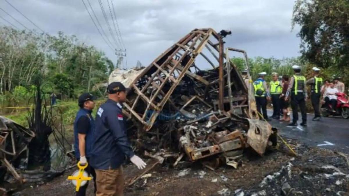 OLAH TKP - Petugas Satlantas Polres Muratara melakukan olah TKP kecelakaan maut Bus ALS dan truk tangki di Simpang Danau, Kecamatan Karang Jaya, Muratara, Sumatera Selatan, Kamis (7/5/2026). Kernet Bus ALS yang selamat hadir saat olah TKP kecelakaan maut di Muratara dan memberi keterangan ke polisi.