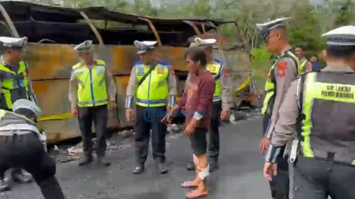 KECELAKAAN BUS - Petugas Satlantas Polres Muratara melakukan olah TKP kecelakaan maut Bus ALS dan truk tangki di Simpang Danau, Kecamatan Karang Jaya, Muratara, Sumatera Selatan, Kamis (7/5/2026). Polisi memeriksa lokasi tabrakan di dekat bangkai bus ALS yang hangus terbakar.