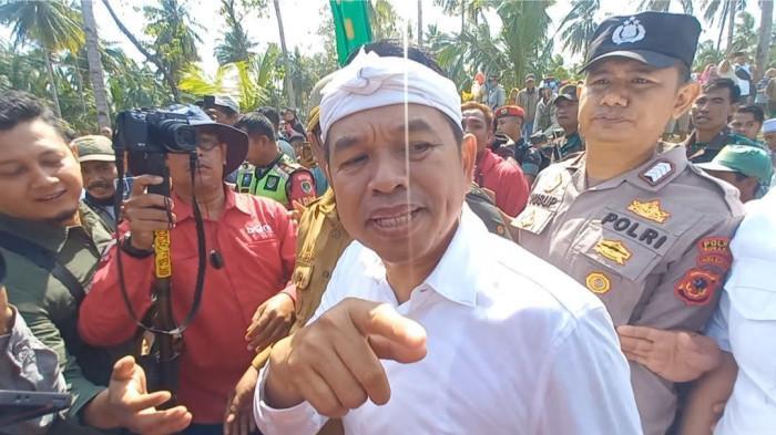 LARANG STUDY TOUR - Gubernur Jawa Barat Dedi Mulyadi saat ditanya wartawan soal tanggapannya terhadap demo sopir bus pariwisata, Selasa (22/7/2025). Kini Dedi Mulyadi melarang pihak sekolah melakukan  study tour siswa ke luar daerah.