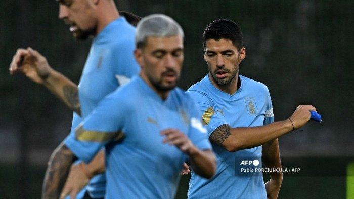 Penyerang Uruguay Luis Suarez (kanan) mengikuti sesi latihan di Al Erssal di Doha pada 23 November 2022, menjelang pertandingan sepak bola Piala Dunia Qatar 2022 antara Uruguay dan Korea Selatan.