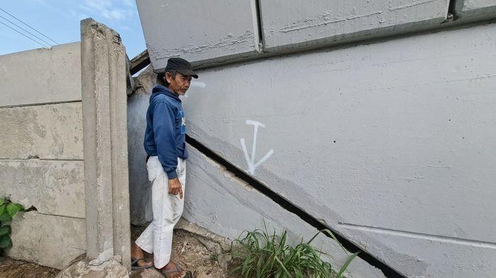 OVERPASS RETAK - Kalin (55) sedang menunjukan keretakan Jembatan overpass di Jalan Bodogol-Batusari, Desa Buah Batu, Kecamatan Bojongsoang, Kabupaten Bandung. (Tribun Jabar / Adi Ramadhan Pratama)