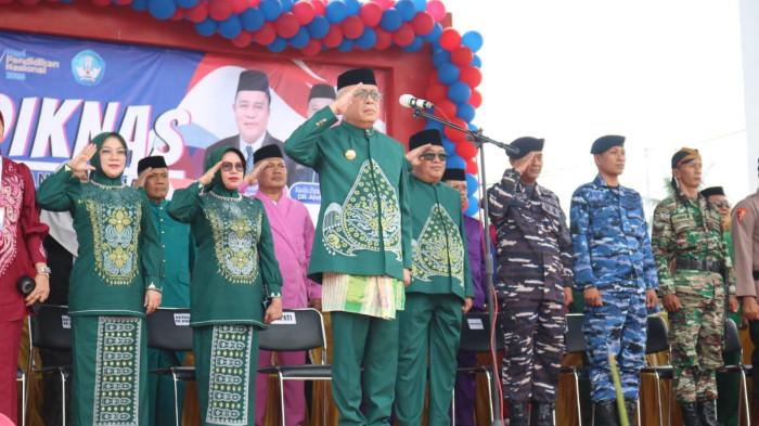 PENERIMAAN SISWA -- Bupati Gorontalo, Sofyan Puhi saat berpidato di agenda peluncuran
