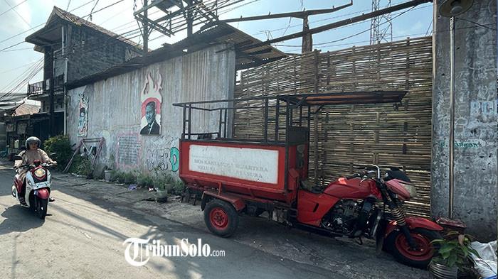 WARGA CURIGA - Lokasi bangunan yang kini sudah ditutup warga Kampung Purwogondo, Kelurahan/Kecamatan Kartasura, Kabupaten Sukoharjo, yang digunakan untuk pembuangan tinja, Rabu (6/5/2026). Penutupan dilakukan secara swadaya oleh warga bersama pengurus lingkungan setelah aktivitas tersebut dinilai meresahkan dan berpotensi mencemari lingkungan.