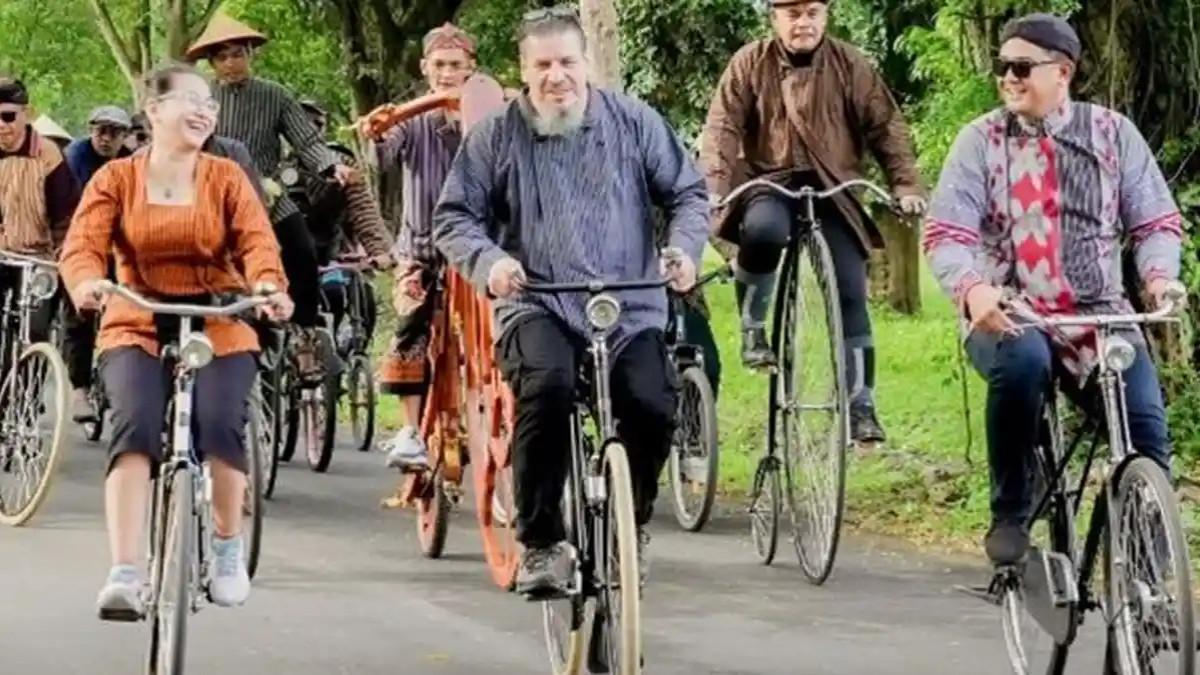 KABAR KLATEN - Bupati Klaten Hamenang Wajar Ismoyo ajak masyarakat ikut ramaikan Klaten International Cycling Festival. Kegiatan ini akan diikuti oleh perwakilan dari 40 negara mulai dari Asia Eropa hingga Amerika untuk mengikuti rangkaian festival sepeda ini.