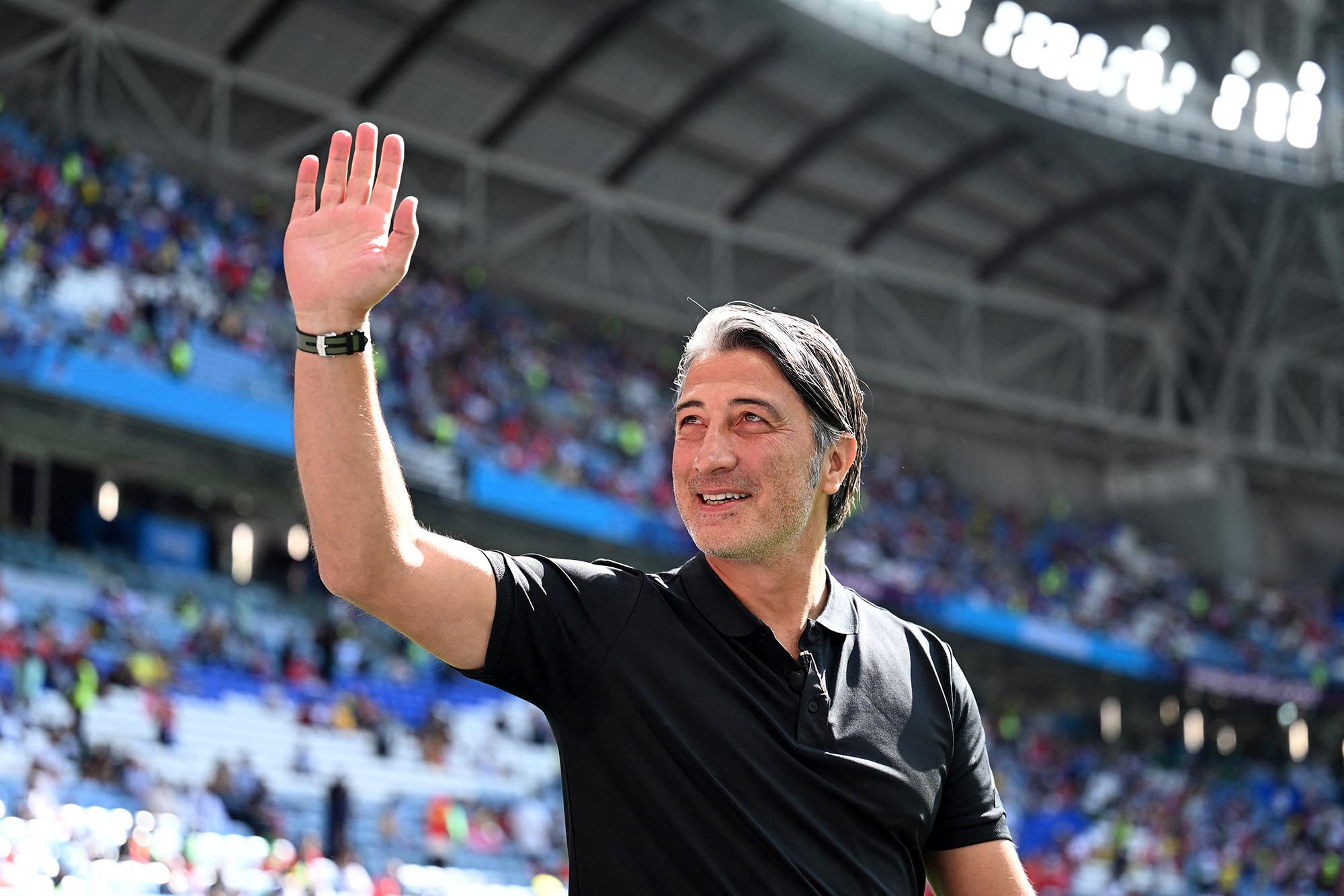 Pelatih Swiss Murat Yakin melambai kepada pendukungnya menjelang pertandingan sepak bola Grup G Piala Dunia Qatar 2022 antara Swiss dan Kamerun di Stadion Al-Janoub di Al-Wakrah, selatan Doha pada 24 November 2022. (Fabrice COFFRINI / AFP)