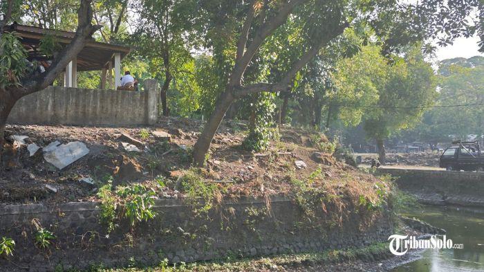 BAKAL DIREVITALISASI - Lokasi Kolam Segaran Sriwedari, Kota Solo, beberapa waktu lalu. Pemerintah Kota Solo sedang melakukan revitalisasi Kolam Segaran Sriwedari dengan APBD sebesar Rp 1,8 miliar.