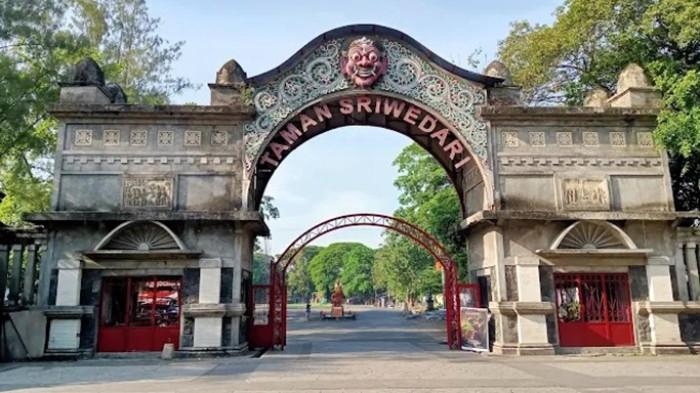 WISATA DI SOLO - Pintu masuk Taman Sriwedari yang berlokasi di Jalan Slamet Riyadi, belum lama ini. Revitalisasi Kawasan Sriwedari Solo kembali bergerak maju setelah Pemerintah Kota (Pemkot) Surakarta mengajukan proposal pembangunan senilai Rp 204,7 miliar melalui Kejaksaan Agung RI.