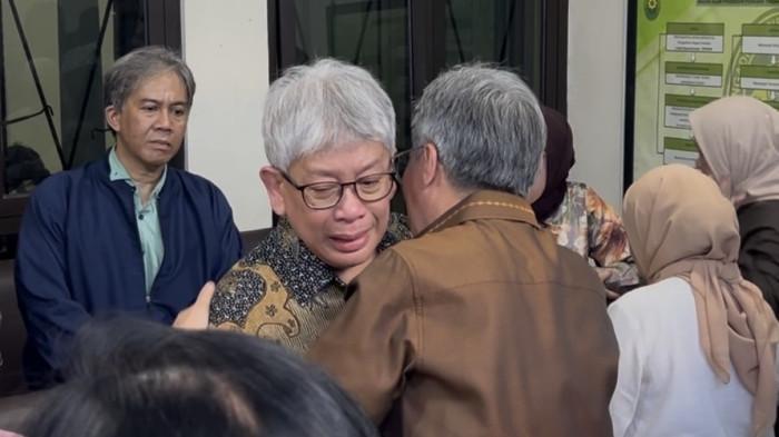MENANGIS - Mantan Direktur Utama Bank BJB, Yuddy Renaldi (rambut putih), menangis sambil memeluk teman serta kerabatnya seusai sidang putusan di Pengadilan Tipikor Semarang, Kamis (7/5/2026). Tangis haru pecah setelah majelis hakim menyatakan Yuddy bebas dari dakwaan korupsi terkait pemberian fasilitas kredit kepada PT Sritex.