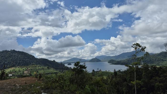 Spot foto di puncak Atoga Boltim yang menyajikan keindahan Danau Mooat