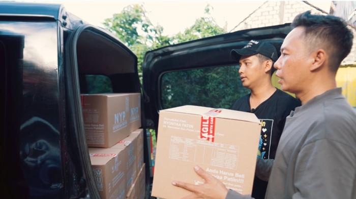 ANDALAN DISTRIBUSI - Dalam mendukung distribusi usaha, pasangan suami istri Ahmad Januar dan Elinda Eka Nurcahya pemilik merek dagang Nyonya Patin mengandalkan kendaraan operasional Daihatsu Gran Max.