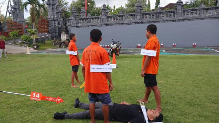 REKONSTRUKSI - Polres Gianyar gelar rekonstruksi pembunuhan mandor irigasi di Subak Dalem Tenggaling, Rabu 10 Desember 2025. Peragakan 15 adegan.