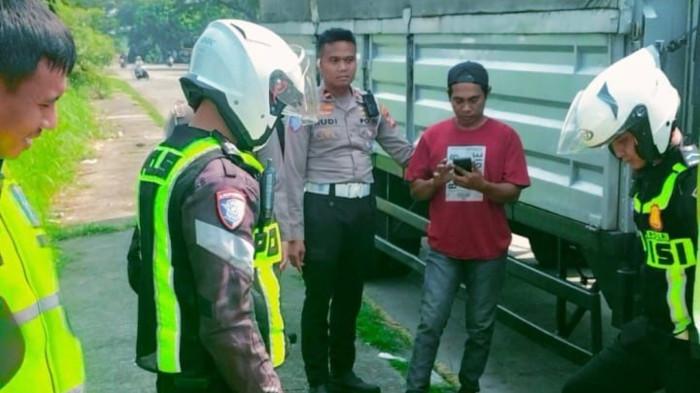 PENYELUNDUPAN SOLAR SUBSIDI - Bermula dari niat menertibkan semrawutnya parkir liar di kawasan Bundaran Charles, Jalan Baru, Karawang, petugas Polres Karawang justru berhasil membongkar praktik lancung penyelewengan bahan bakar minyak (BBM) jenis solar bersubsidi dengan modus truk 'siluman', Rabu (6/5/2026).Sebuah unit dump truk Hino 500 Series bernomor polisi B 9388 PAD memiliki tangki rakitan raksasa yang disembunyikan di dalam bak truk, sehingga mampu membawa 3.500 liter solar subsidi.