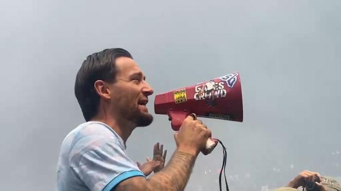 YAKINKAN BOBOTOH - Kapten Persib, Marc Klok, memberikan sambutan kepada ribuan Bobotoh yang menghadiri latihan Persib di Gelora Bandung Lautan Api (GBLA), Kamis (7/5/2026). Klok meyakinkan Bobotoh bahwa Persib bakal berjuang habis-habisan rebut tiga poin dari Persija.