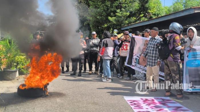 AKSI UNJUK RASA - Penampakan massa yang berdatangan di Kantor Satpol PP Padang, Senin (27/4/2026). Rafles yang mengenakan kemeja kotak-kotak biru putih dan peci hitam mengatakan 