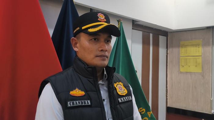 KASUS KEMATIAN KARIM - Kasatpol PP Padang, Chandra Eka Putra saat memberikan keterangan di kantornya, Senin (27/4/2026) siang. Chandra sebut Rama dan Zul yang disebutkan massa saat aksi unjuk rasa, merupakan regu Satpol PP Padang yang bertugas saat pengamanan Karim.