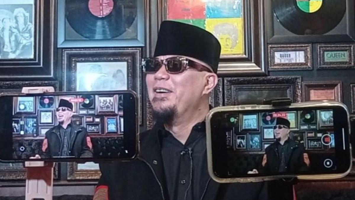 KABAR SELEBRITI - Ahmad Dhani saat ditemui di kawasan Kemang, Jakarta Selatan, Selasa (5/5/2026).
