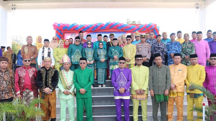PENERIMAAN SISWA -- Foto bersama Bupati Gorontalo Sofyan Puhi, Wakil Bupati Gorontalo Tonny Junus hingga camat di peringatan Hari Pendidikan Nasional (Hardiknas) ini berlangsung di Lapangan Hijau Desa Sidomulyo, Kecamatan Boliyohuto, Kamis (7/5/2026).