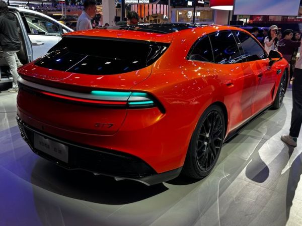 Desain fastback atau station wagon Aistaland GT7 terlihat sangat sexy 
