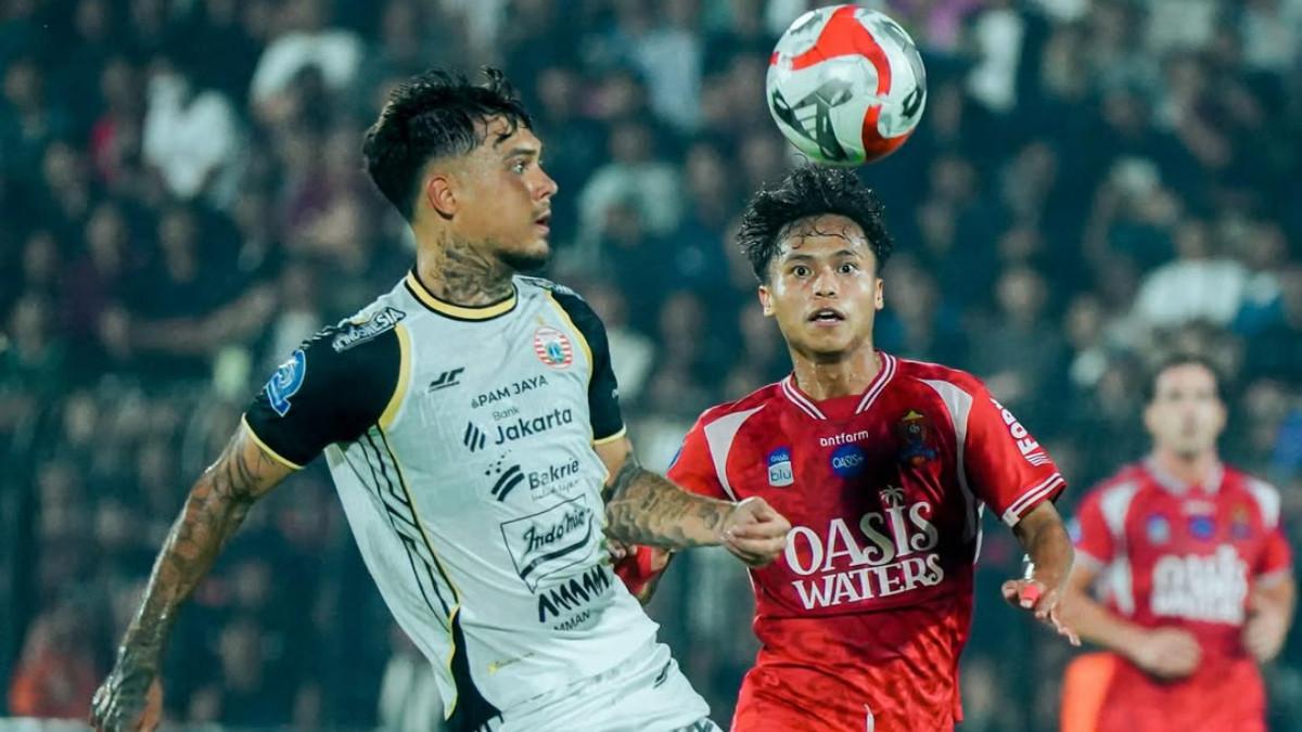 Aksi pemain Persija Jakarta, Shayne Pattynama dengan pemain Persijap, Rendi Saepul dalam laga pekan 31 Super League 2025/2026 di Stadion Gelora Bumi Kartini, Jepara, Senin (4/5/2026).