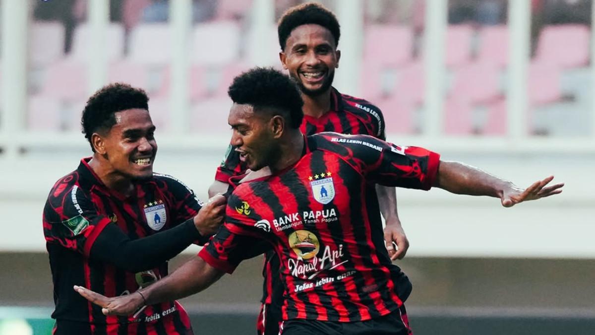 FOTO SELEBRASI BERSAMA SKUAD PERSIPURA JAYAPURA - Potret selebrasi pemain Persipura Jayapura pada gelaran Championship 2025/2026.