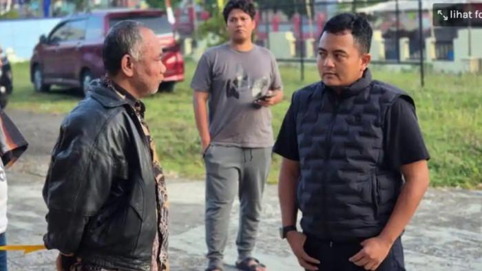 KIAI CABUL DITANGKAP - Polisi berhasil menangkap Ashari (berjaket kulit), pendiri Ponpes Ndholo Kusumo Pati yang menjadi tersangka pencabulan, Kamis (7/5/2026).