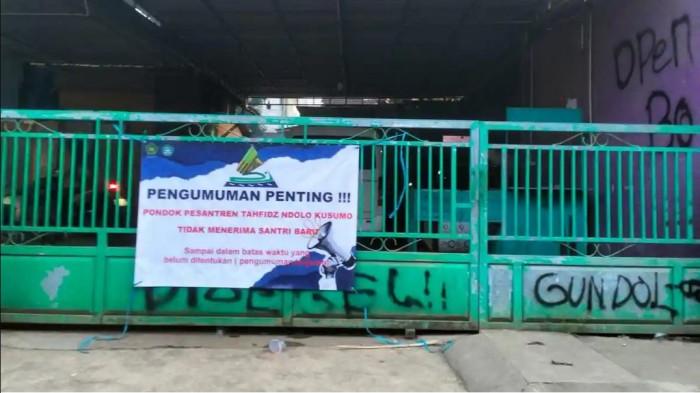 DITUTUP - Kondisi Pondok Pesantren Ndholo Kusumo, Desa Tlogosari, Kecamatan Tlogowungu, Pati, yang ditutup, Minggu (3/5/2025). Terpasang juga pengumuman bahwa pondok pesantren menutup penerimaan santri baru. Hal ini merupakan imbas kasus kekerasan seksual yang menjerat pendiri Ponpes, Ashari.