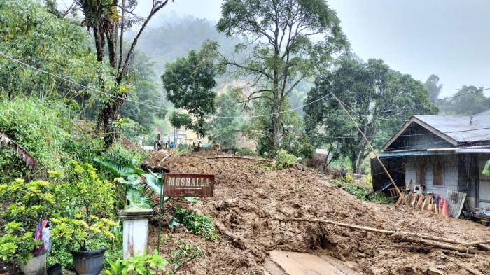LONGSOR DI AGAM - Penampakan material longsor menimbun badan jalan di Jorong Kampuang Baruah, Nagari Sungai Landia, Kecamatan IV Koto, Kabupaten Agam, Jumat (8/5/2026) pagi. Kabid KL BPBD Agam, Abdul Ghafur sebut akses lalu lintas sudah bisa dilalui kendaraan