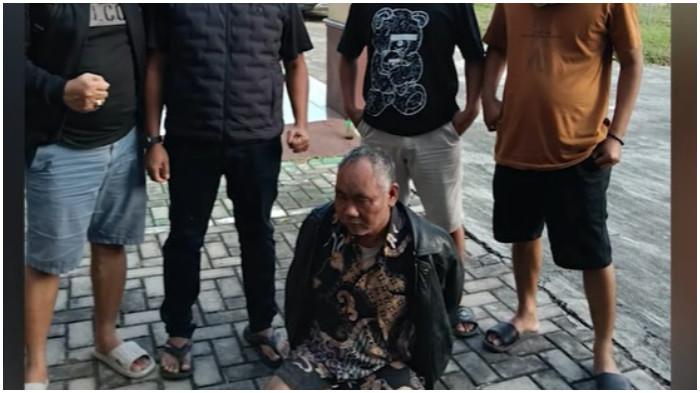 POLISI TANGKAP ASHARI - Polisi pada Kamis (7/5/2026) berhasil menangkap Ashari (berjaket kulit), pendiri Ponpes Ndholo Kusumo Pati yang menjadi tersangka pencabulan. Sosok kiai yang diduga mencabuli puluhan santriwati itu ditangkap setelah polisi melakukan pengejaran ke sejumlah wilayah di Jawa Tengah, Jakarta, hingga Jawa Barat.