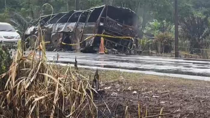 SISA TERBAKAR - Potret bangkai bus ALS yang kecelakaan dan terbakar, Kamis (7/5/2026). Sebanyak 16 orang meninggal dunia akibat kecelakaan bus ALS yang melaju ke arah Jambi dengan truk tangki di Desa Karang Jaya, Kabupaten Musi Rawas Utara, Rabu (6/5/2026) siang.