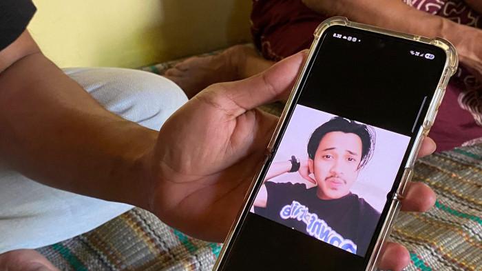 TUNJUKAN FOTO: Kakak kandung korban, Misbah Sanjani, menunjukkan foto sang adik yang menjadi korban meninggal dunia dalam kecelakaan maut bus ALS dan truk tangki BBM di Sumatera Selatan, bertempat di kediaman masuk Desa Dermasandi, RT 13/RW 03, Kecamatan Pangkah, Kabupaten Tegal, Jumat (8/5/2026). Dari 16 orang korban tewas dalam kecelakaan tersebut satu di antaranya bernama Bakhrul Ulum yang hendak bekerja di warung ikan bakar di Padang. 