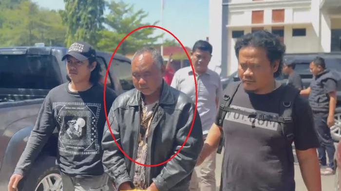 DITANGKAP - Ashari, pendiri Ponpes Ndholo Kusumo yang menjadi tersangka kekerasan seksual terhadap santriwati, dengan tangan terborgol cable ties digelandang ke Gedung Satreskrim Polresta Pati, Kamis (7/5/2026). Sebelumnya dia ditangkap di wilayah Wonogiri.