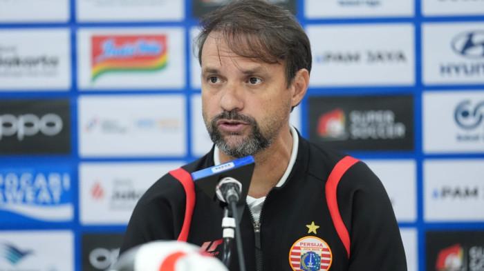 BIDIK 3 POIN - Pelatih Persija Jakarta, Mauricio Souza, dalam konferensi pers jelang melawan Persik Kediri, di Stadion Manahan, Solo, Jawa Tengah, Rabu (19/11/2025). Meski kembali tidak bisa bermain di Jakarta, Souza tetap menargetkan timnya untuk menang pada laga tersebut.