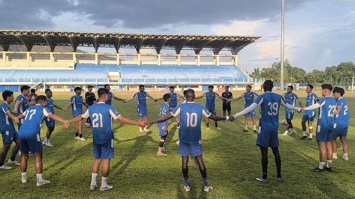 Tim Adhyaksa FC saat menjalani latihan di Stadion Barnabas Youwe pada Rabu sore/ Findi Rakmeni(KOMPAS.com/FINDI RAKMENI)