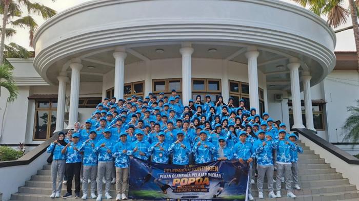 Kontingen Tabalong yang akan berlaga ke Popda Kalsel foto bersama