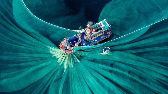Silk of the Sea” karya Cao Thi Ngoc Diem, finalis The Pano Awards Southeast Asia Open Photographer of the Year 2025, yang mengabadikan proses pencucian kain sutra di Phu Yen Vietnam.