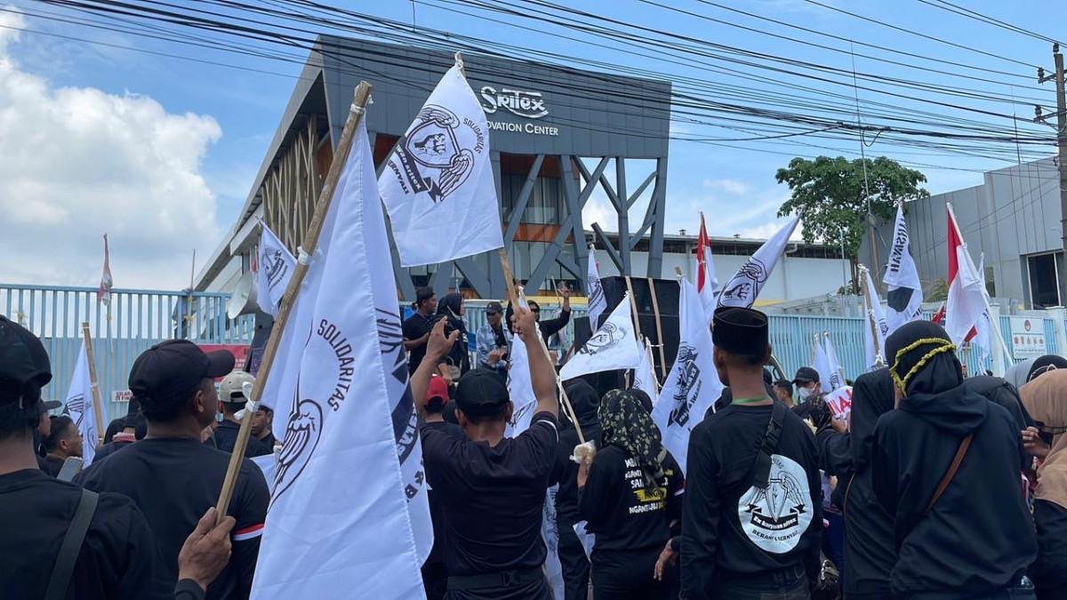 DEMO EKS SRITEX - Ribuan orang mantan karyawan PT Sri Rejeki Isman Tbk (Sritex) menggelar aksi damai di depan kompleks pabrik Sritex, Kabupaten Sukoharjo, Senin (10/11/2025).