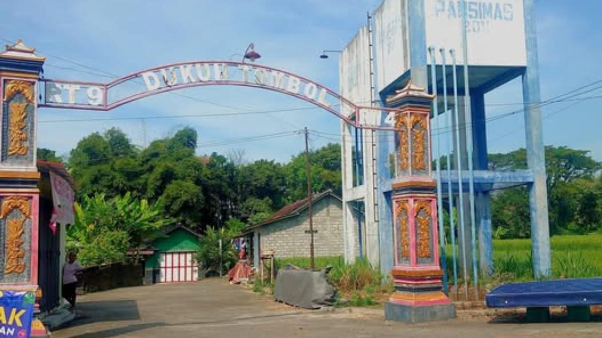 TEMPAT VIRAL - Gapura masuk dukuh Tombol di Kabupaten Klaten.