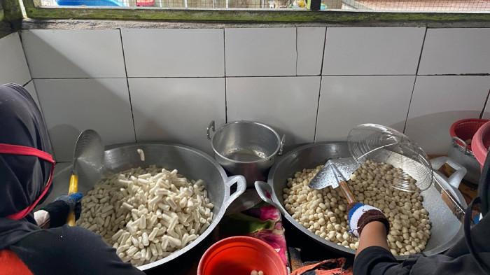 PRODUKSI GETAS - Proses produksi getas ikan di dapur Bahek Ewaki, Bangka Tengah, Jumat (8/5/2026).