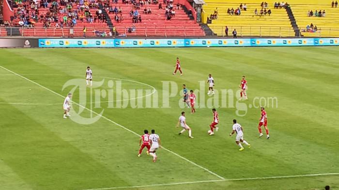 BRI SUPER LEAGUE- Pertandingan Semen Padang FC menghadapi Persik Kediri pada lanjutan pekan ke-32 BRI Super League 2025/2026 di Stadion Haji Agus Salim, Kota Padang, Jumat (8/5/2026).
